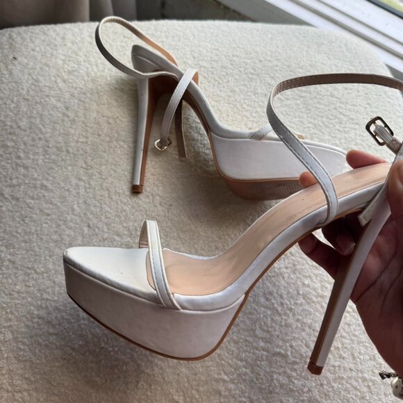 PrettyLittleThing Women's White Courts - Picture 1 of 4